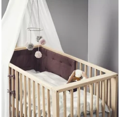 Lit Bébé Linea Leander - Chêne -Magasin D'ameublement ambiance lit bebe leander 1 1264x1234 1