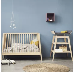Lit Bébé Linea Leander - Chêne -Magasin D'ameublement ambiance lit bebe table a langer leander 1 1264x1234