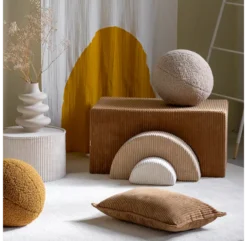 Trio De Poufs Rainbow En Velours Côtelé - Toffee -Magasin D'ameublement ensemble de poufs rainbow toffee wigiwama 2 1264x1234