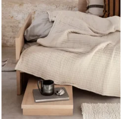 Ferm LIVING Table D'appoint Chevet Kona - Chêne 11 Ferm LIVING Table D'appoint Chevet Kona - Chêne -Magasin D'ameublement table d appoint kona ferm living 4 1264x1234