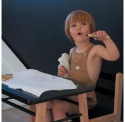 Table Gabriel Et Chaise Enfant Louise - Gris -Magasin D'ameublement table gabriel chaise louise combelle hetre gris combelle 3a 1264x1234